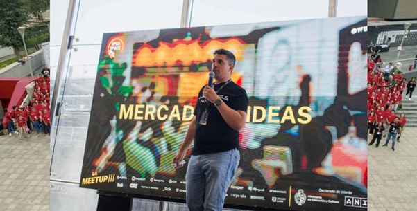Juan Mello facilitando